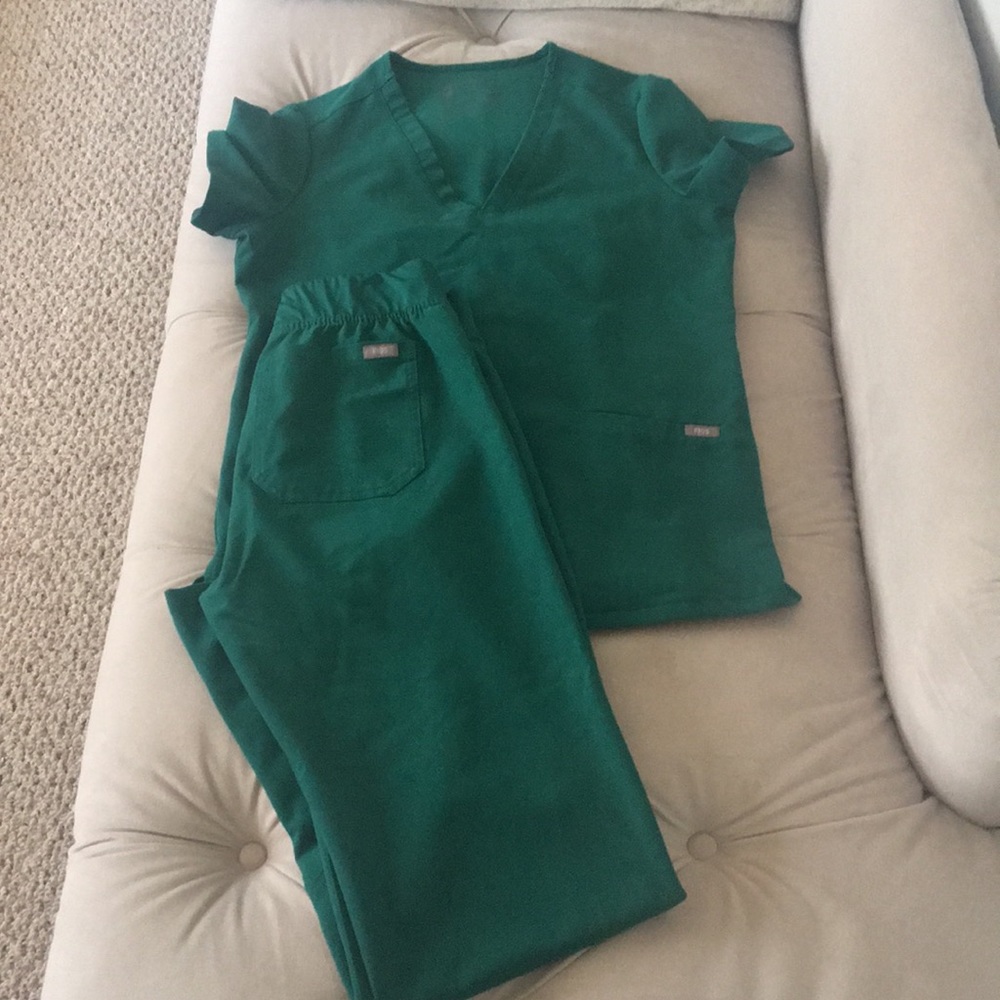 FIGS XS hunter green scrub set:GUC